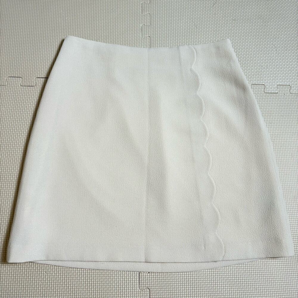 Club Monaco Beige Mini Skirt Women’s Size 8 Scallop Hem Workwear Minimalist